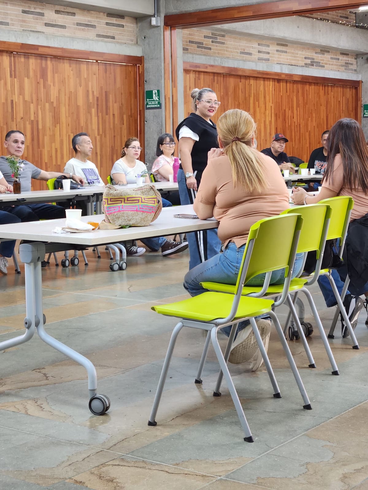 Fanzuri Gómez facilitando un taller con un grupo de adultos