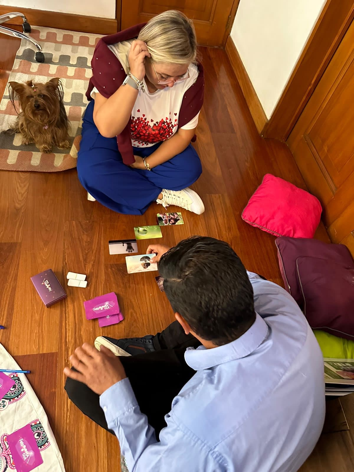 Sesión con tarjetas proyectivas de fotolenguaje sobre el piso
